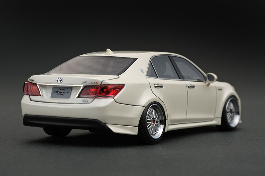 IG0394 1/43 Toyota Crown Athlete G White | LINE UP | ignition