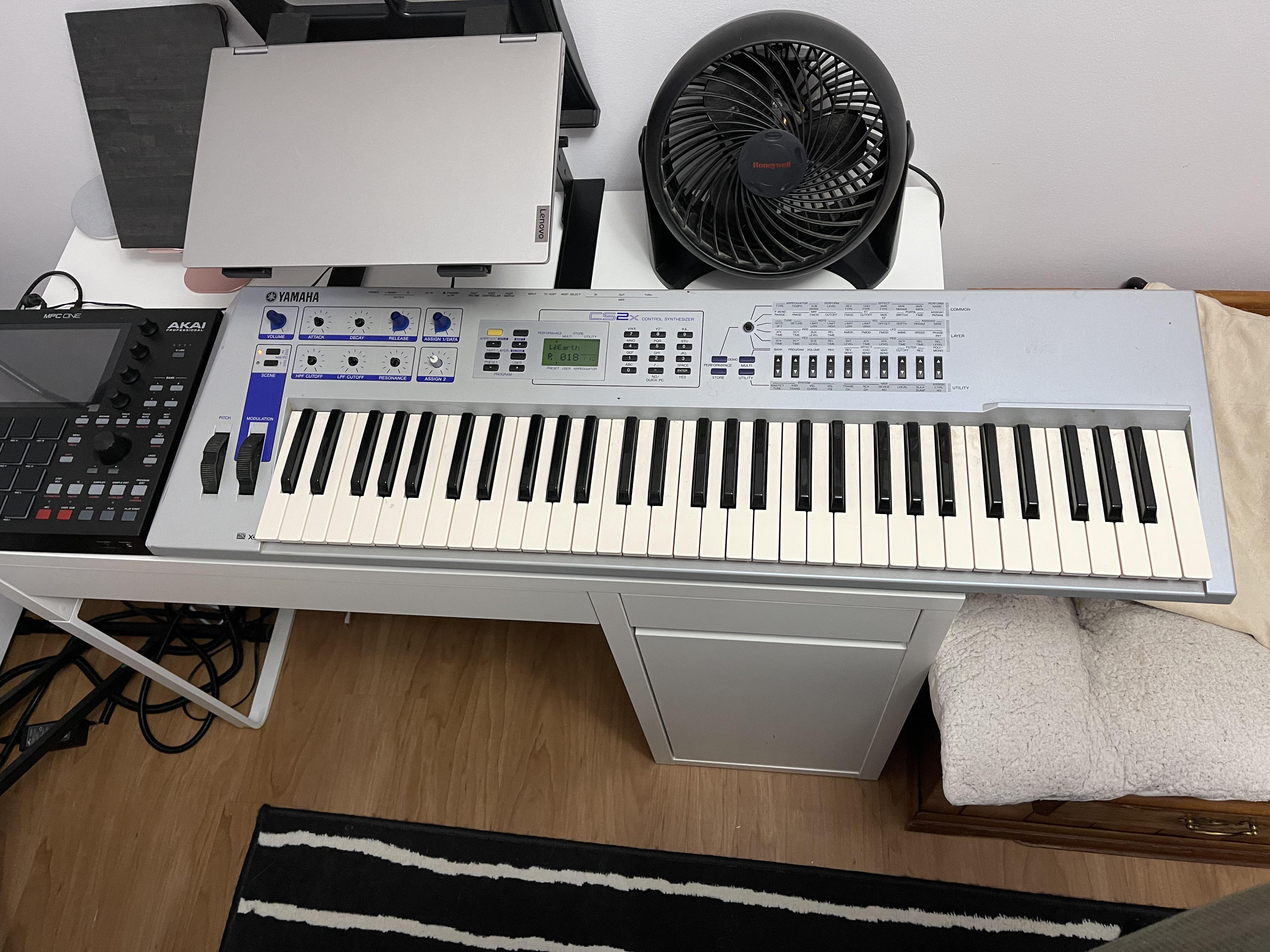 Picked up this Yamaha CS2X for $100. Missing a few knobs but it