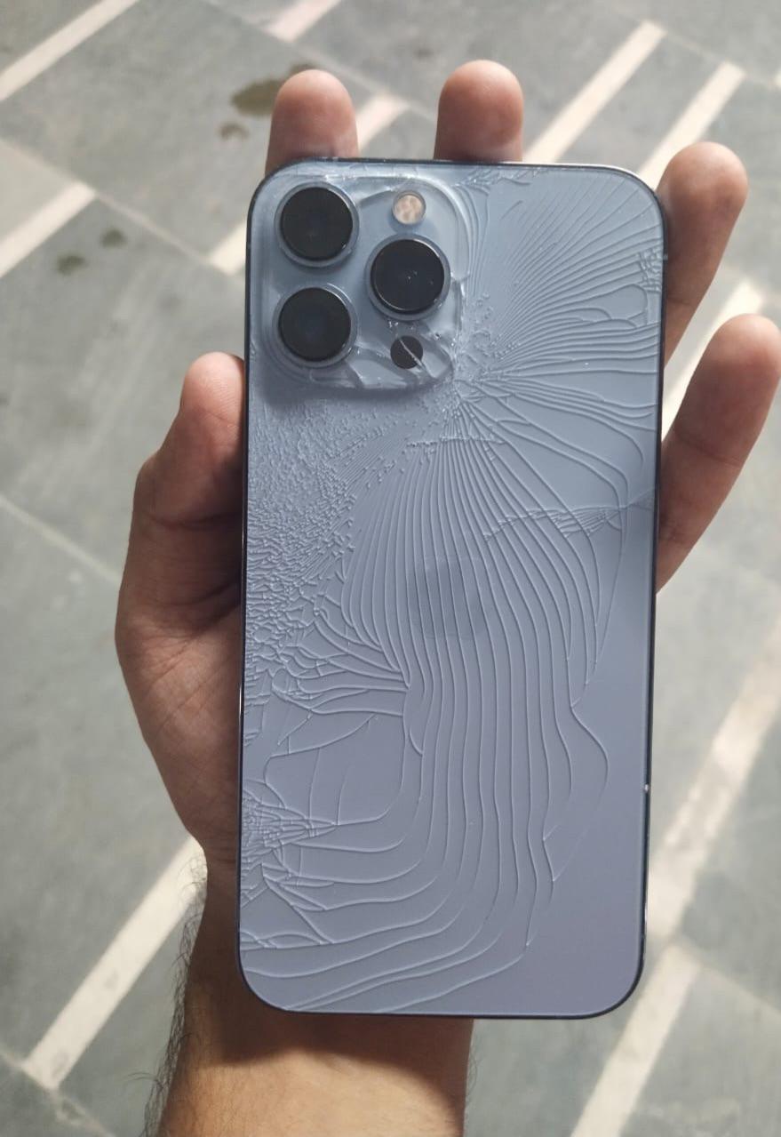 iPhoneの背面ガラスが割れちゃった。何かアドバイスください！ : r/iphone