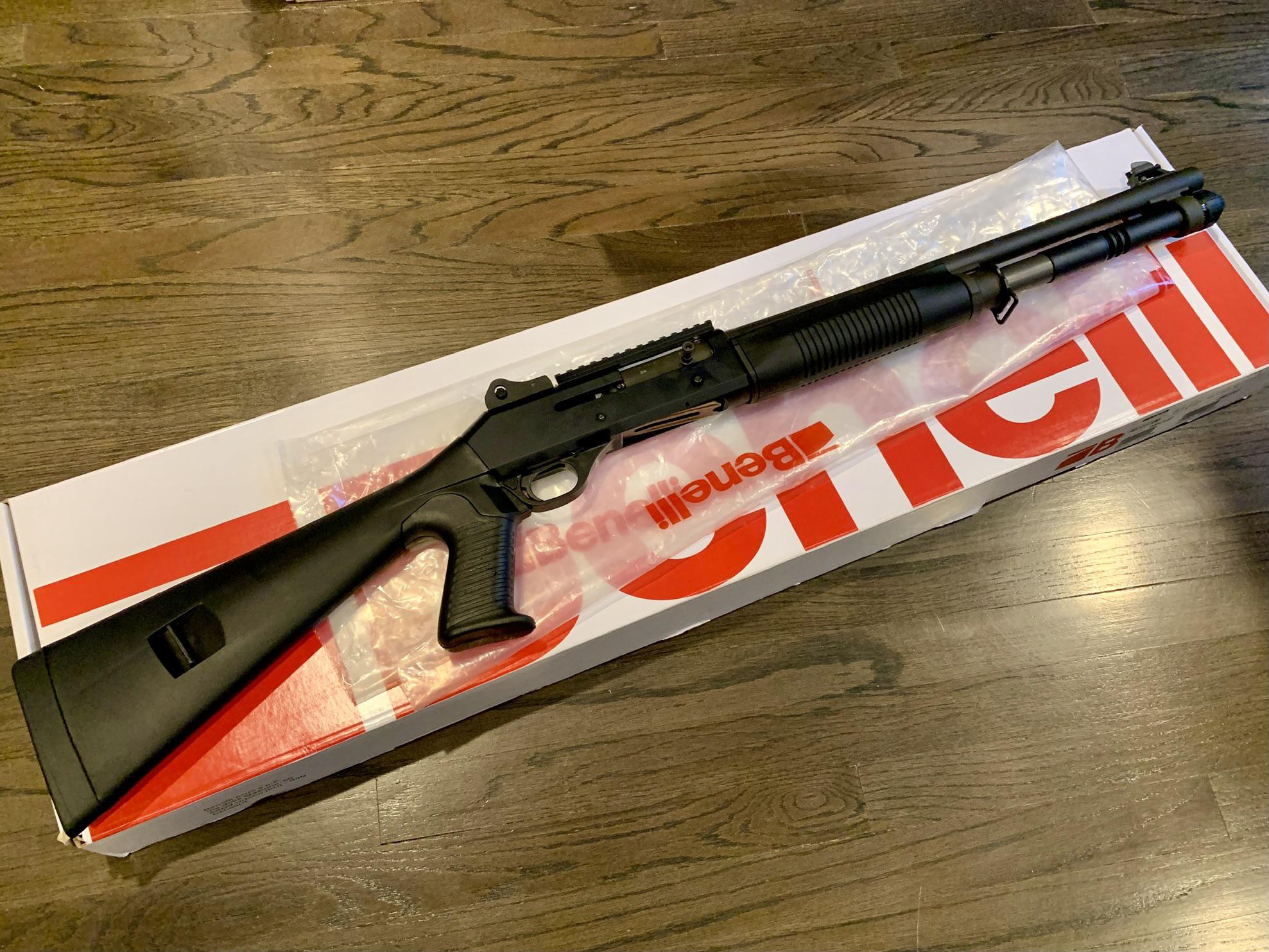 最初のショットガン - ベネリ M4 : r/CAguns