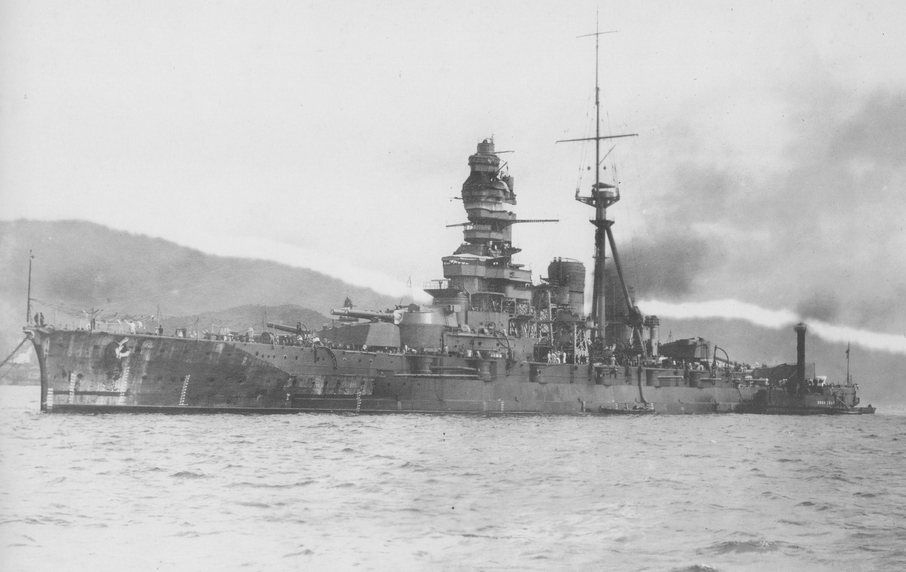 1940年、日本の呉に停泊中の日本の金剛型戦艦霧島。[3044 × 1922] : r