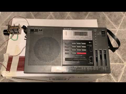 original 1980) Sony ICF-2001 vs Panasonic RF-B65 copying Radio