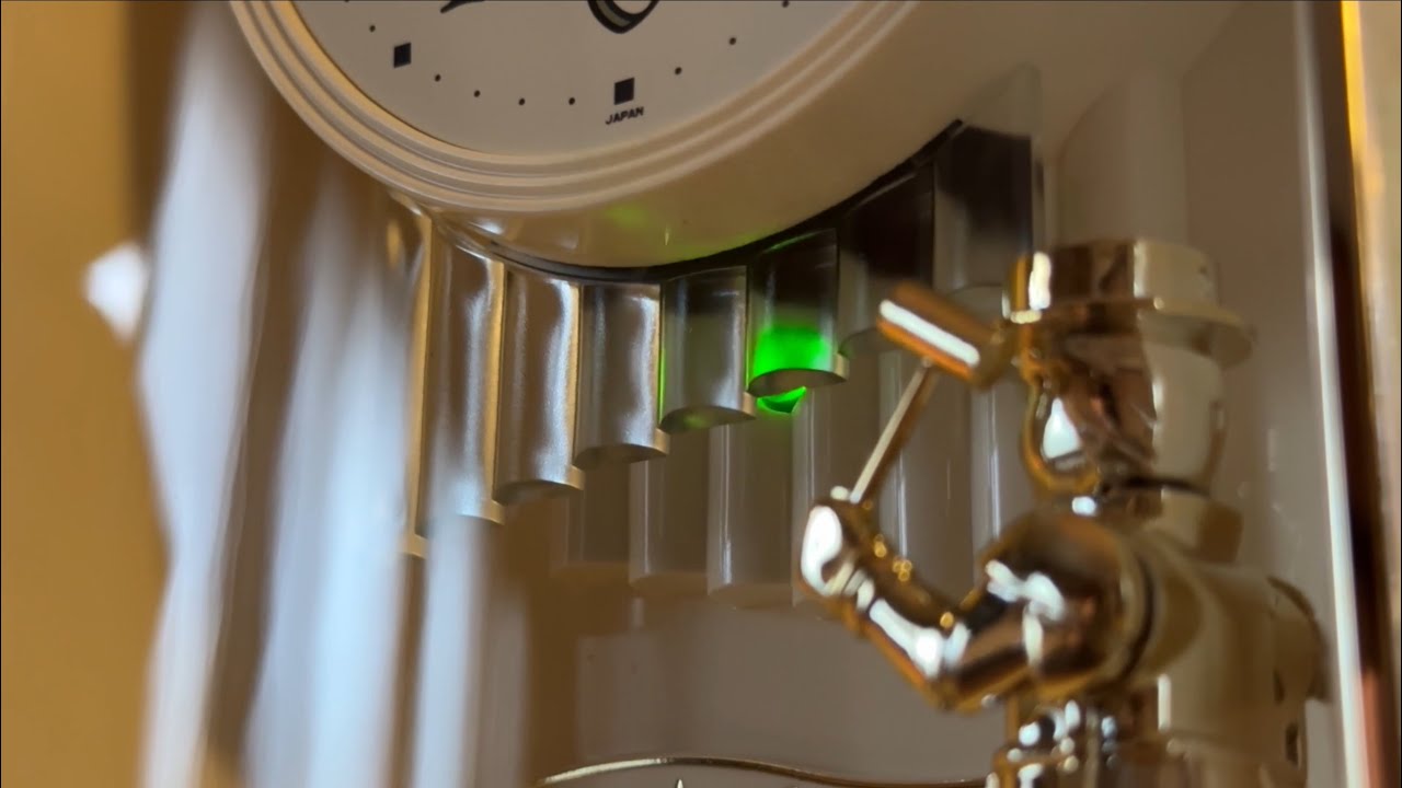 スモールワールド クリスタルデューA からくり目覚まし時計 - YouTube