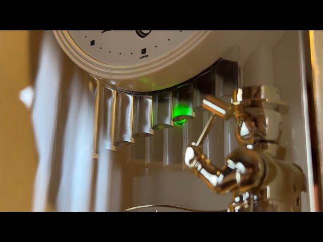 スモールワールド クリスタルデューA からくり目覚まし時計 - YouTube