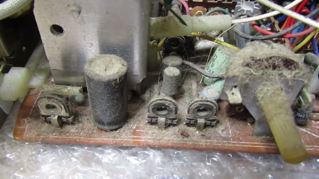 Hitachi I-89 vintage black and white TV set - YouTube