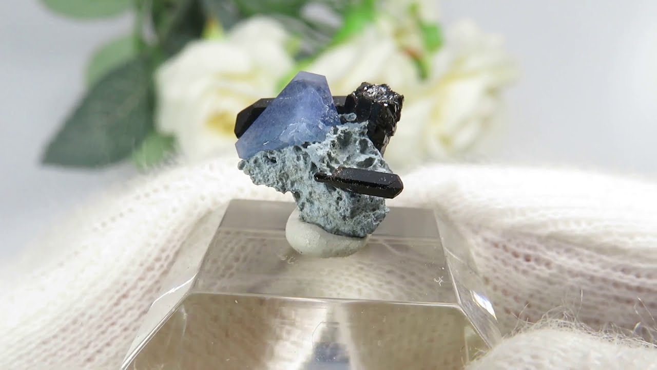 カリフォルニア産 ベニトアイト＆ネプチュナイトの母岩付き結晶（原石