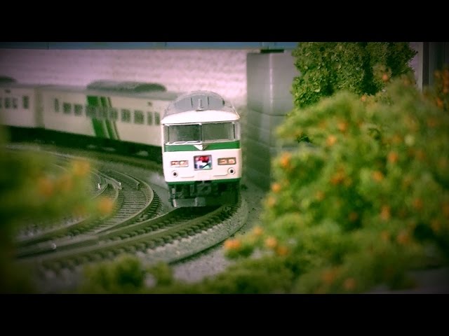 Nゲージ KATO 185系 A8編成 リバイバル踊り子色 走行動画 - YouTube