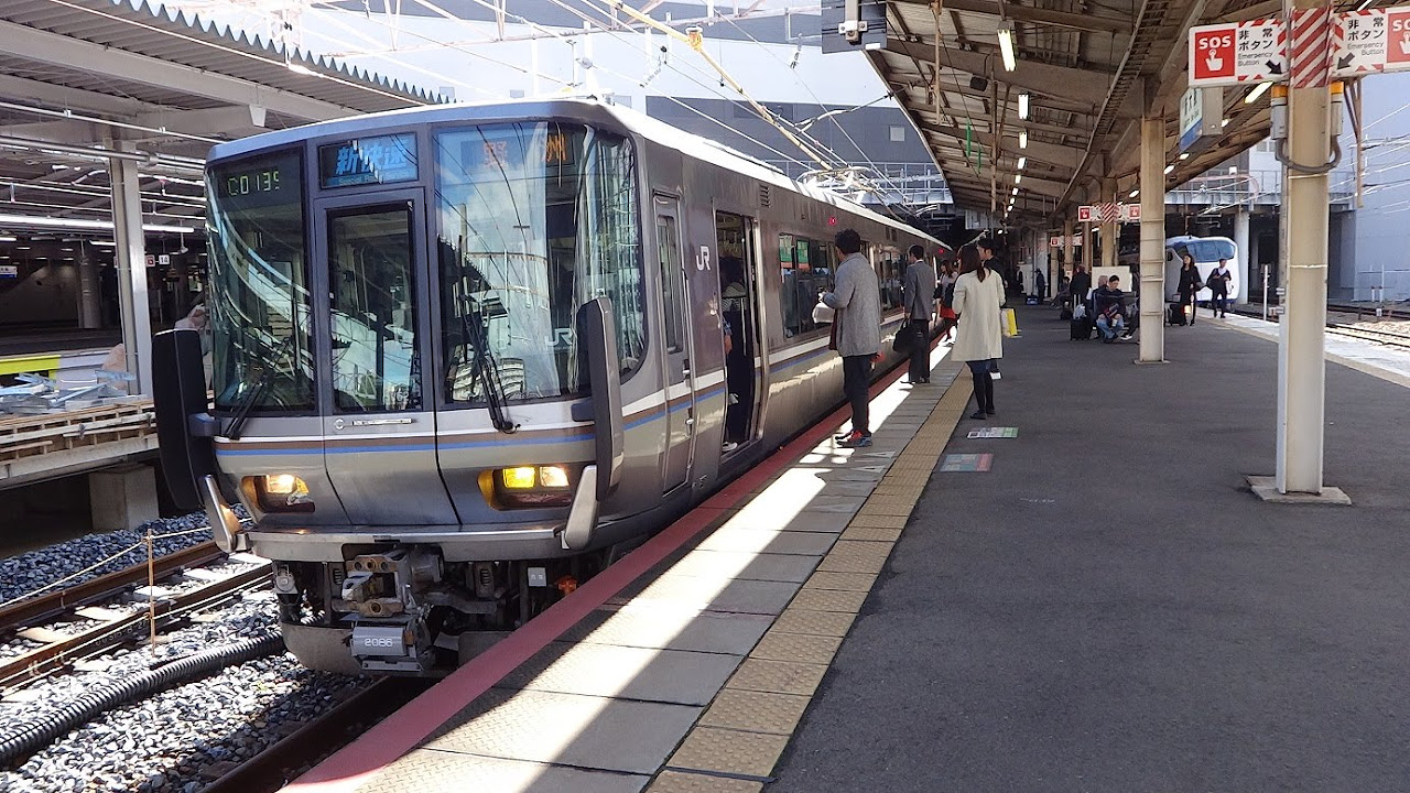 12番のりばに着いた新快速！223系2000番台(転落防止幌) 新大阪駅 - YouTube