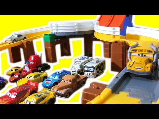 カーズ ディズニー クロスロードのトミカカーズの仲間でレースをして
