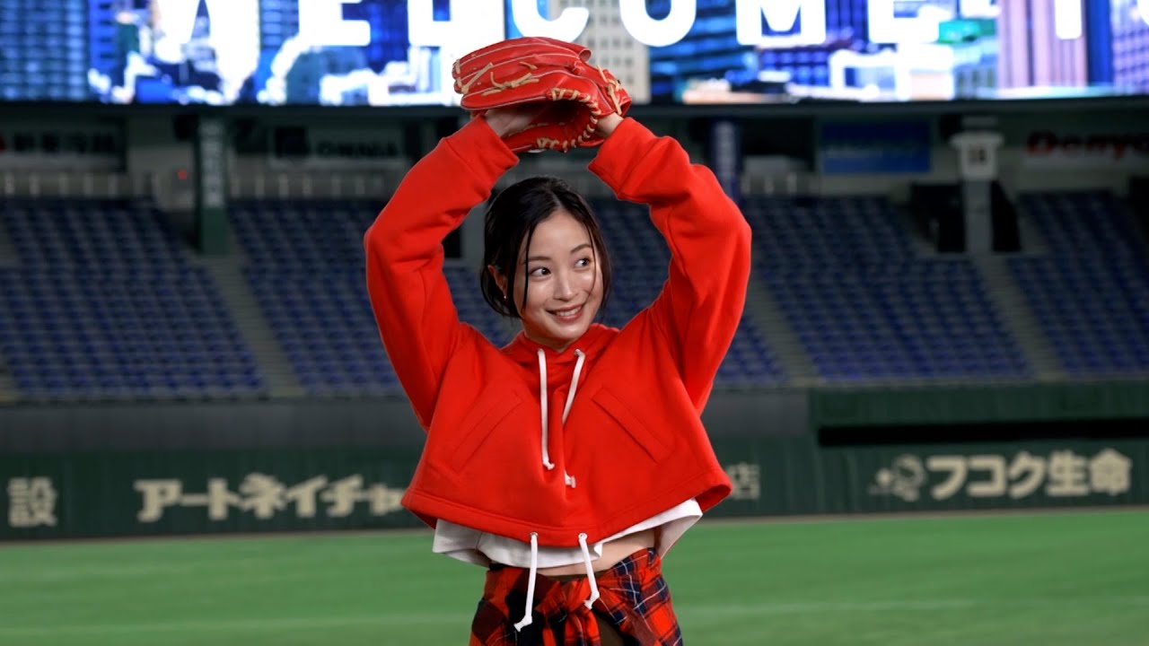 広瀬すず、東京ドームで華麗なノーバン投球を披露！“自画自賛”な投球