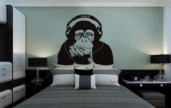 バンクシースタイルの音楽猿のウォールアート、ヘッドフォンで音楽を