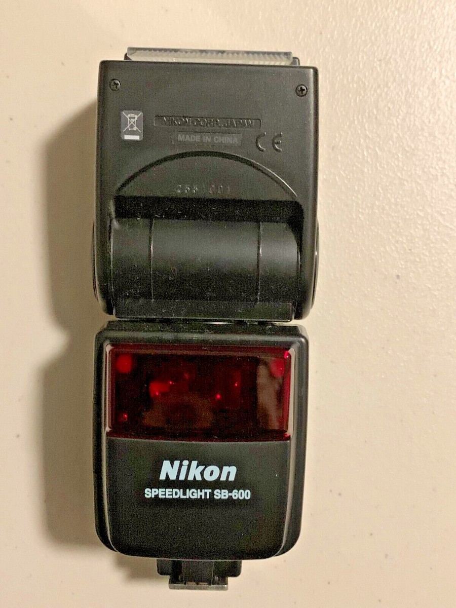 PB) Vintage Nikon SB-600 Speedlight Flash w/Stand, Case, Booklet
