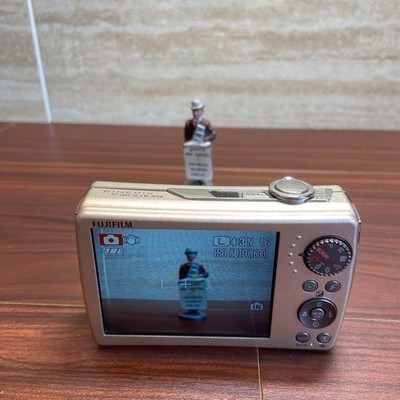 Fujifilm FinePix F Series F200EXR 12.0MP Digital Camera - Black