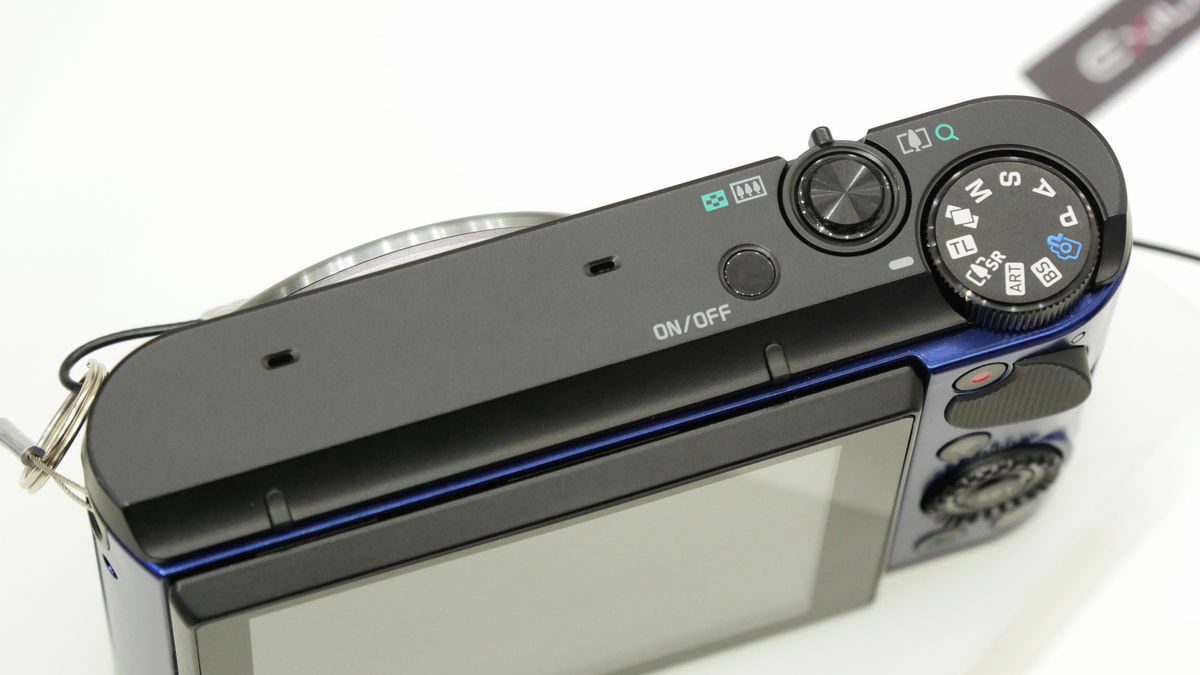 カメラマンも簡単にみんなと一緒に写真が撮れるカシオのコンデジ「EX