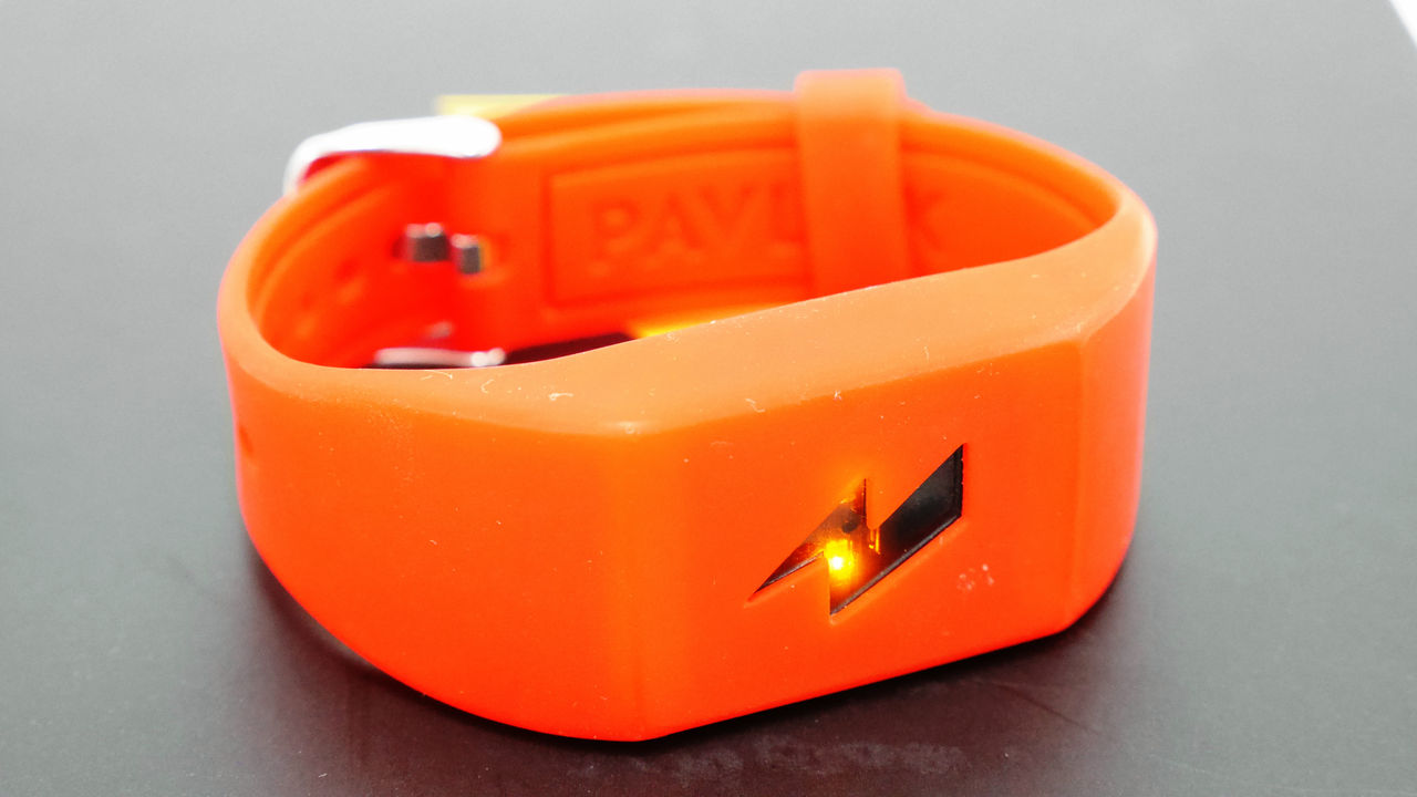 寝坊すると電気ショックが走る恐怖の目覚まし腕時計「Pavlok Shock