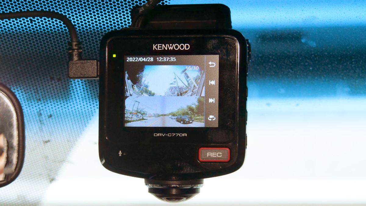 徹底的に360度フロントカメラ・163度広角カメラの2台でカバーする