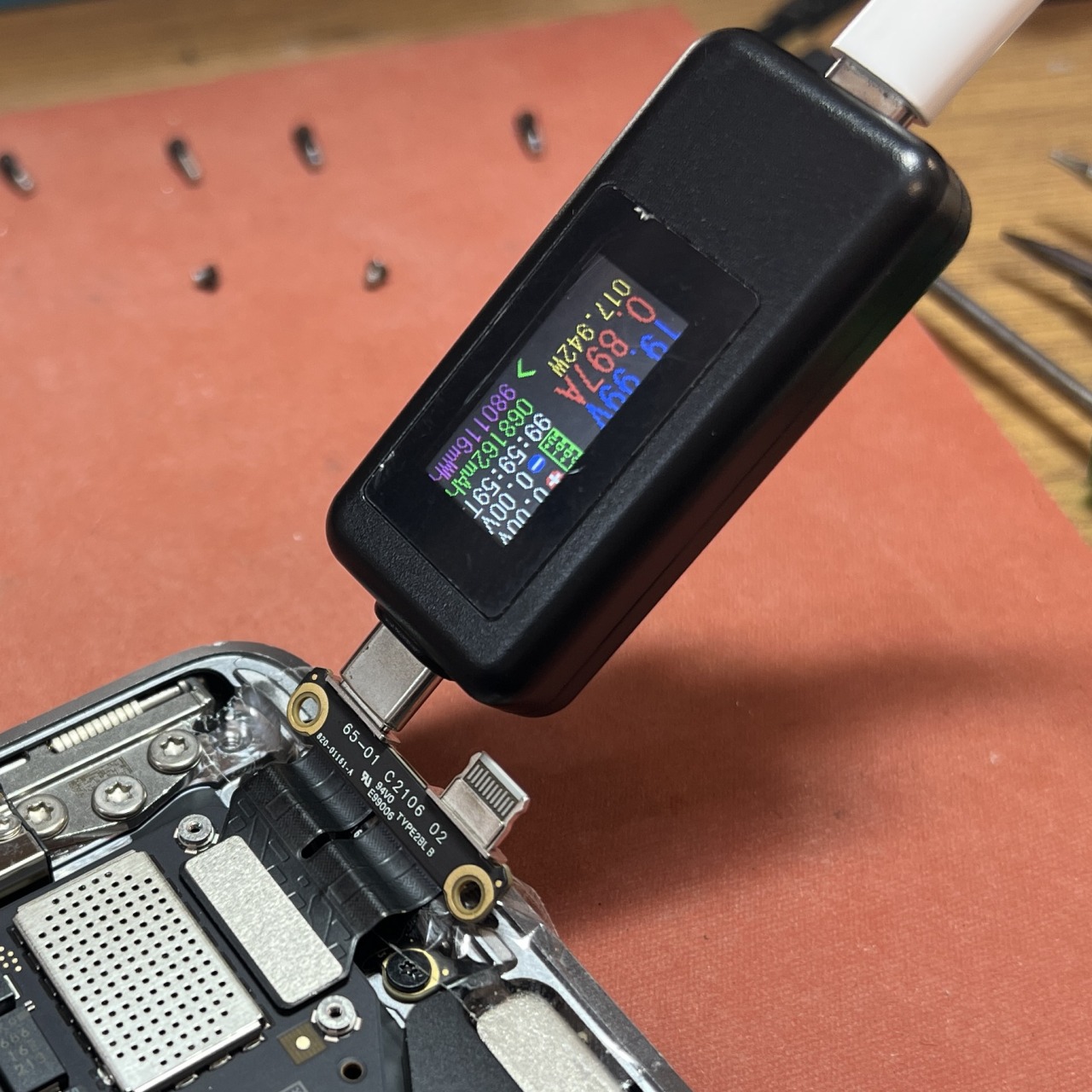 MacBook Air (M1, 2020) 充電できない USB-Cコネクタ交換修理