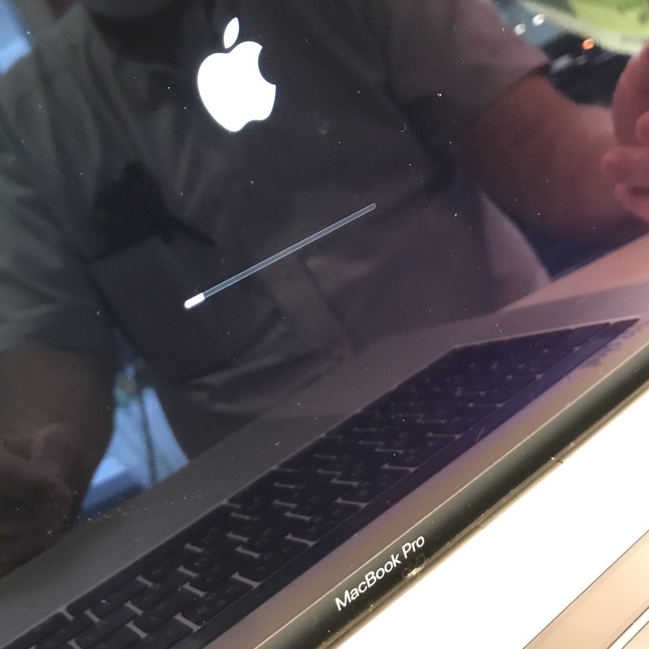 MacBook Pro (15-inch, 2017) リンゴマークで止まる macOS Installer