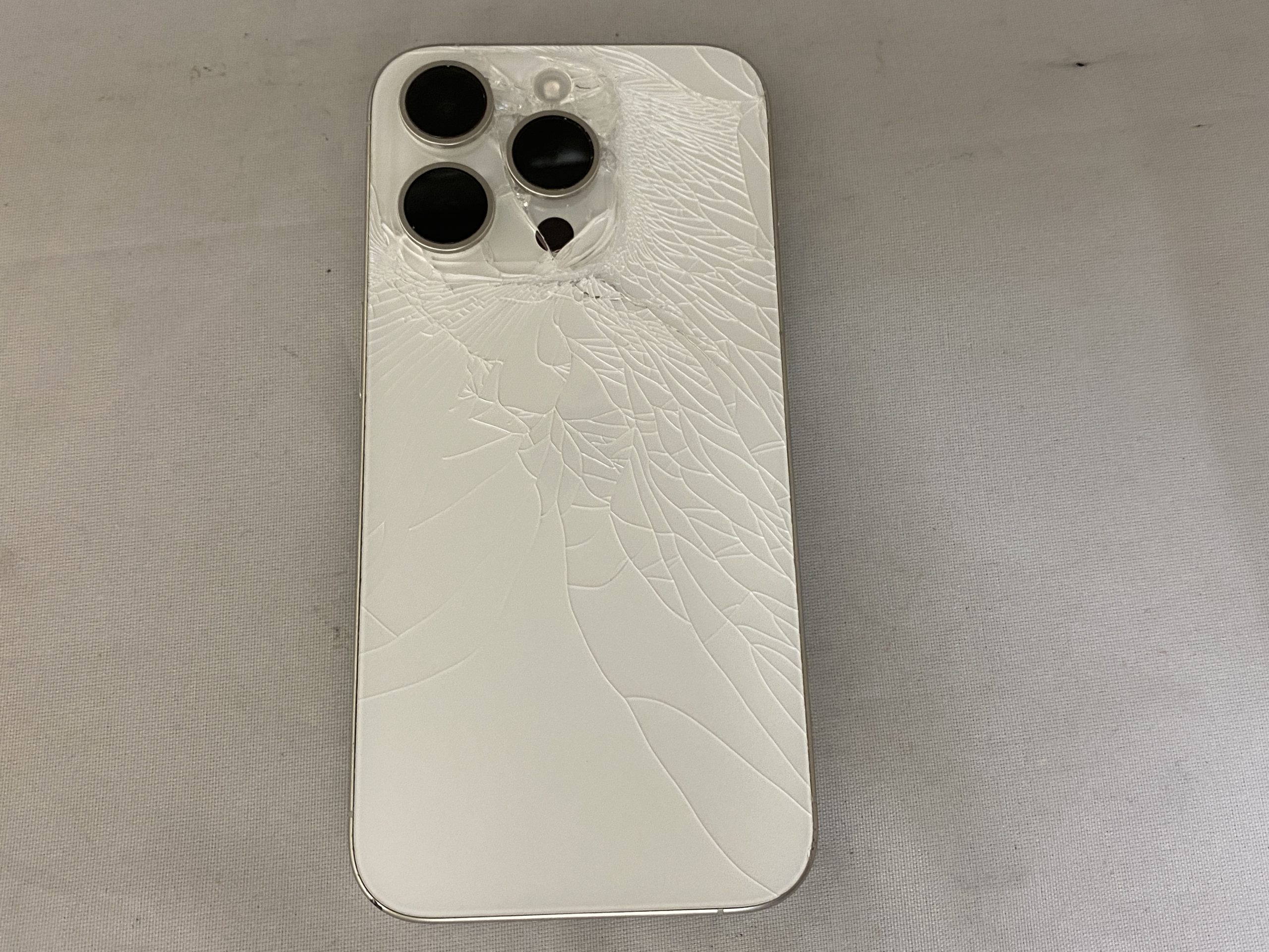 iPhone15pro背面がバキバキに。。。実は背面修理できます 滋賀