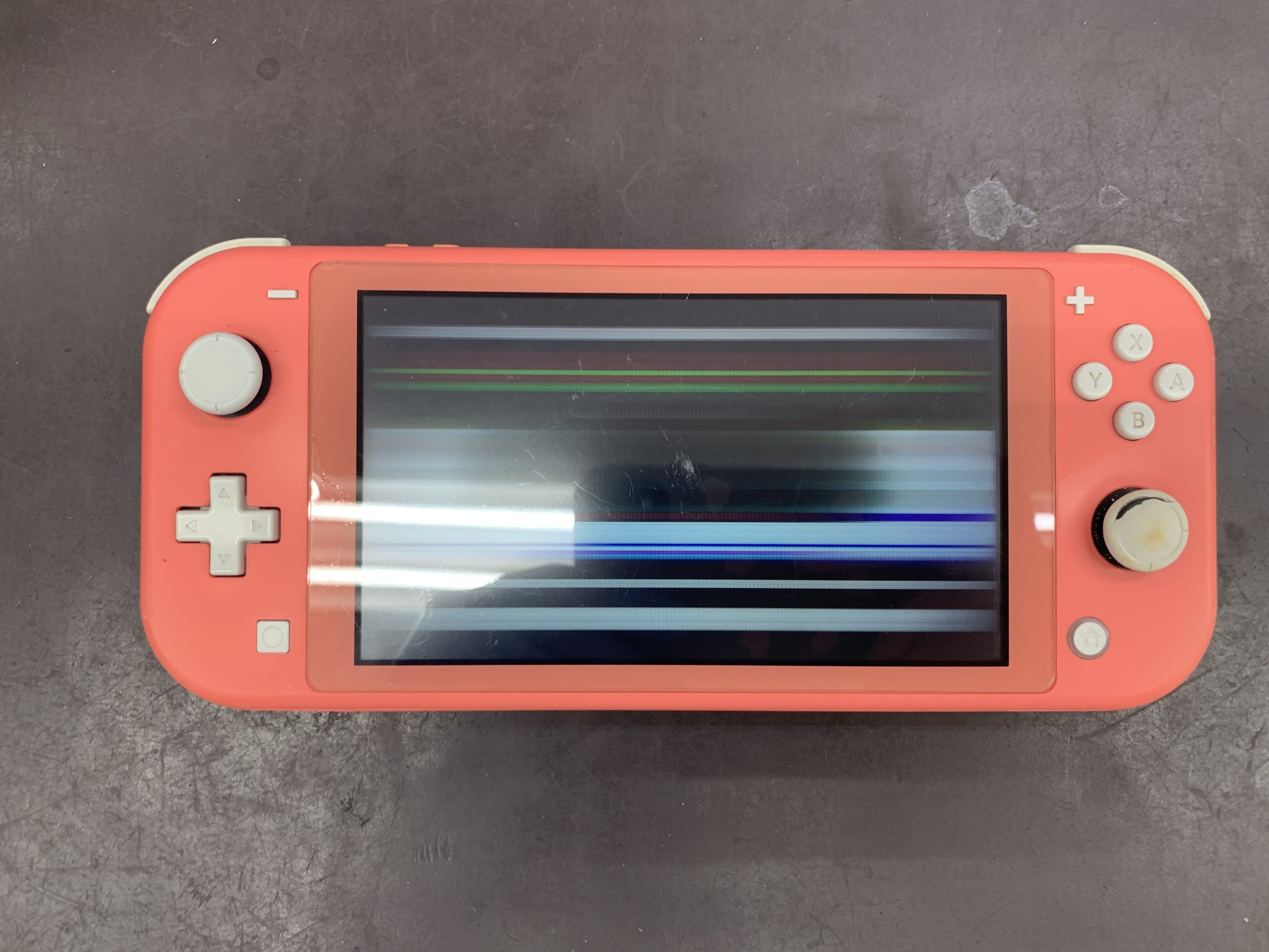Nintendo Switch Lite】液晶に縦線が多数…画面表示不良のご相談