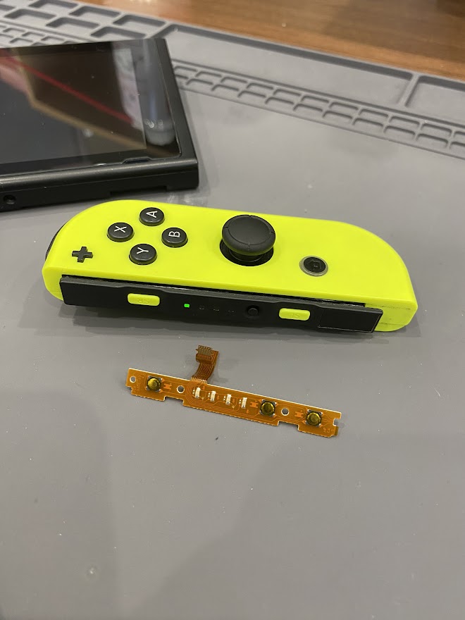 Nintendo Switch】Joy-Con SLSRボタンの不具合でランプが光らない場合