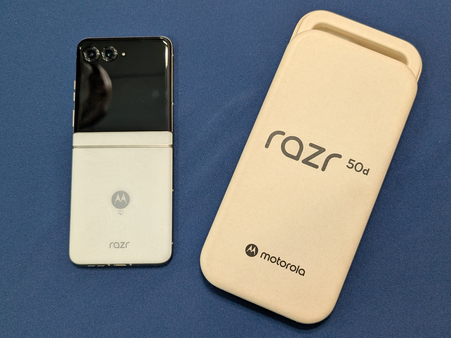 ドコモから18年ぶりのモトローラ端末「motorola razr 50d」12月19日