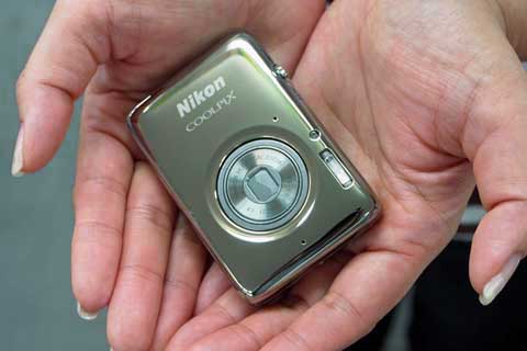 使い勝手が向上した100グラムの超小型デジカメ ニコン「COOLPIX S02