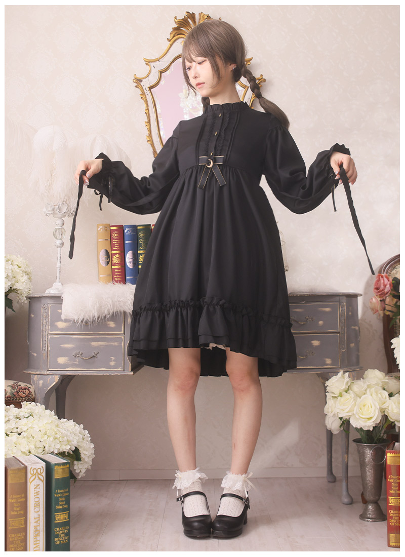 Olu. フリル付き黒長袖ミニワンピース Olu. フリル付き黒長袖ミニ