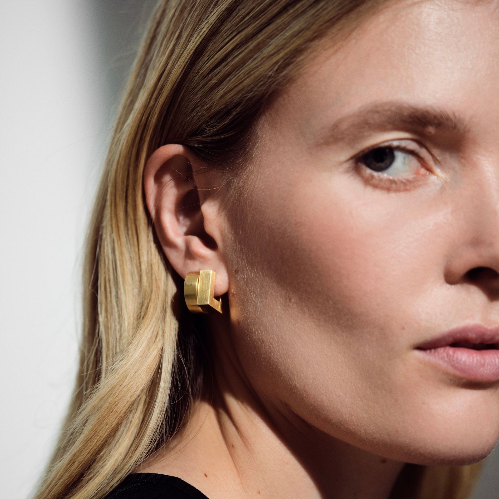 TOMWOOD - 【残り一点】Square Hoops Satin Small(GOLD) | ACRMTSM