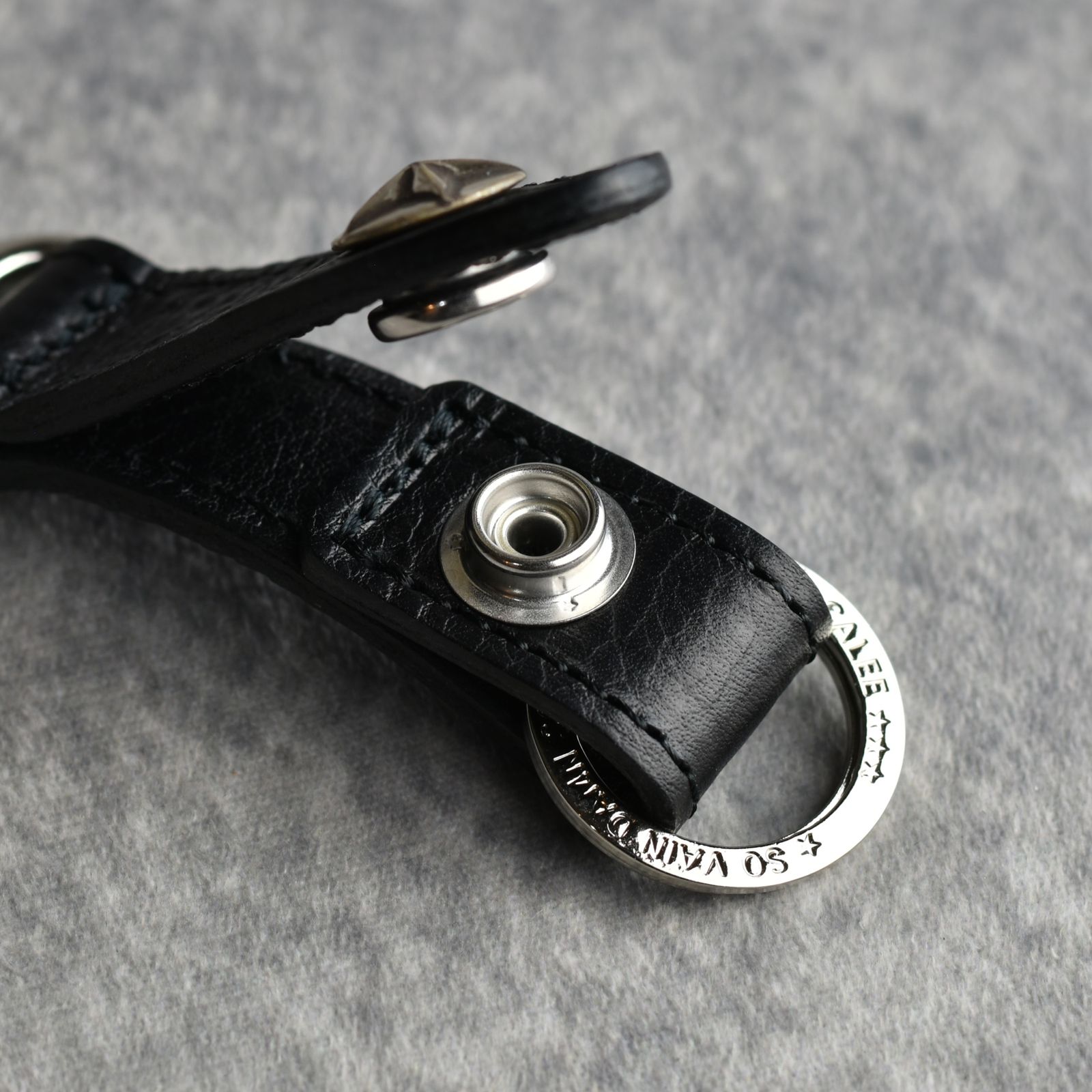 CALEE - SILVER STAR CONCHO LEATHER KEY RING (BLACK) / シルバー