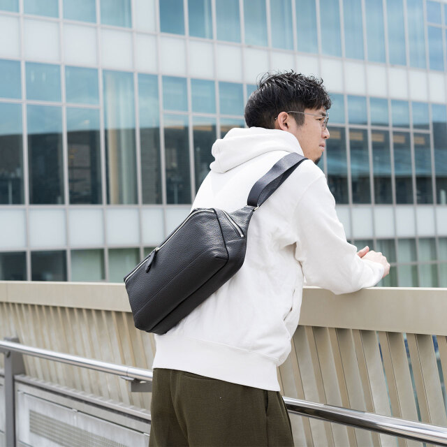 収納力を重視した大きめ撥水レザーボディバッグ・日本製高級バッグ