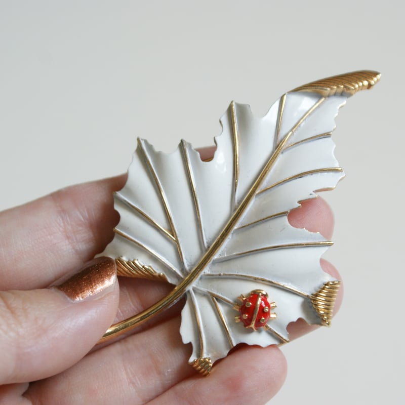 TRIFARIトリファリ ホワイトエナメル リーフ てんとう虫 ブローチ