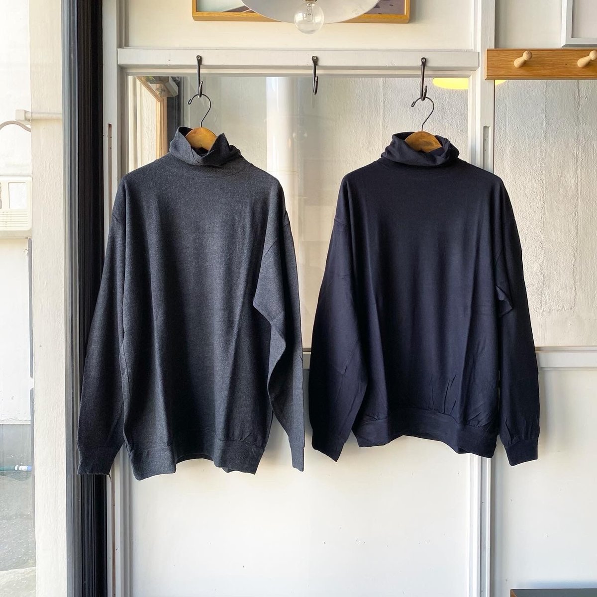 COMOLI ウール天竺 長袖タートルネック | Less Higashikawa