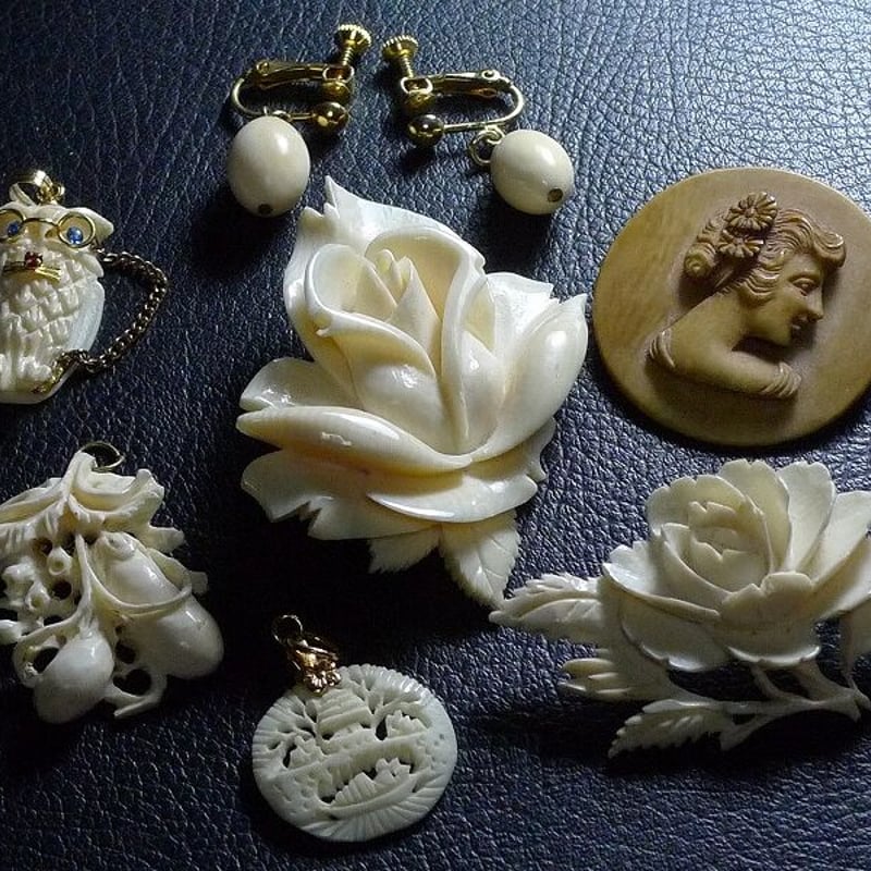 △本象牙材ブローチ・チャーム等アクセサリーまとめて42g・イヤリング