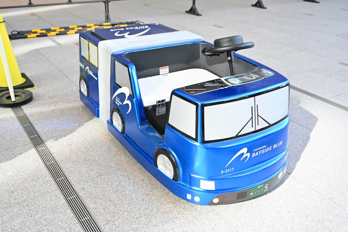 横浜市役所に「ベイサイドブルー」のミニバス登場 - ヨコハマ経済新聞
