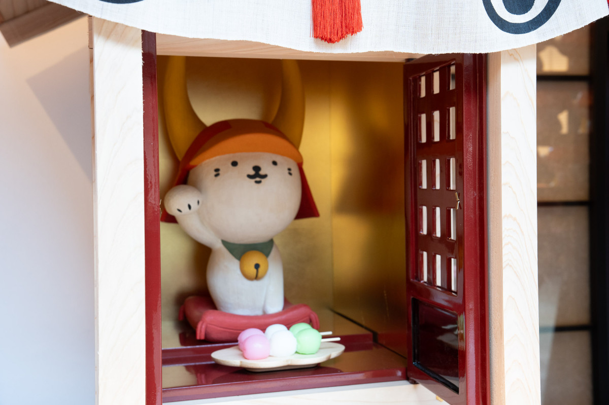 鎮座する木製のひこにゃん＝ひこにゃん彦福堂 - 彦根経済新聞