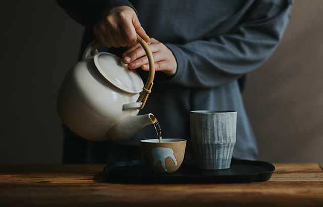 萬古焼の直火土瓶 籐 白釉｜食卓の道具｜中川政七商店 公式サイト