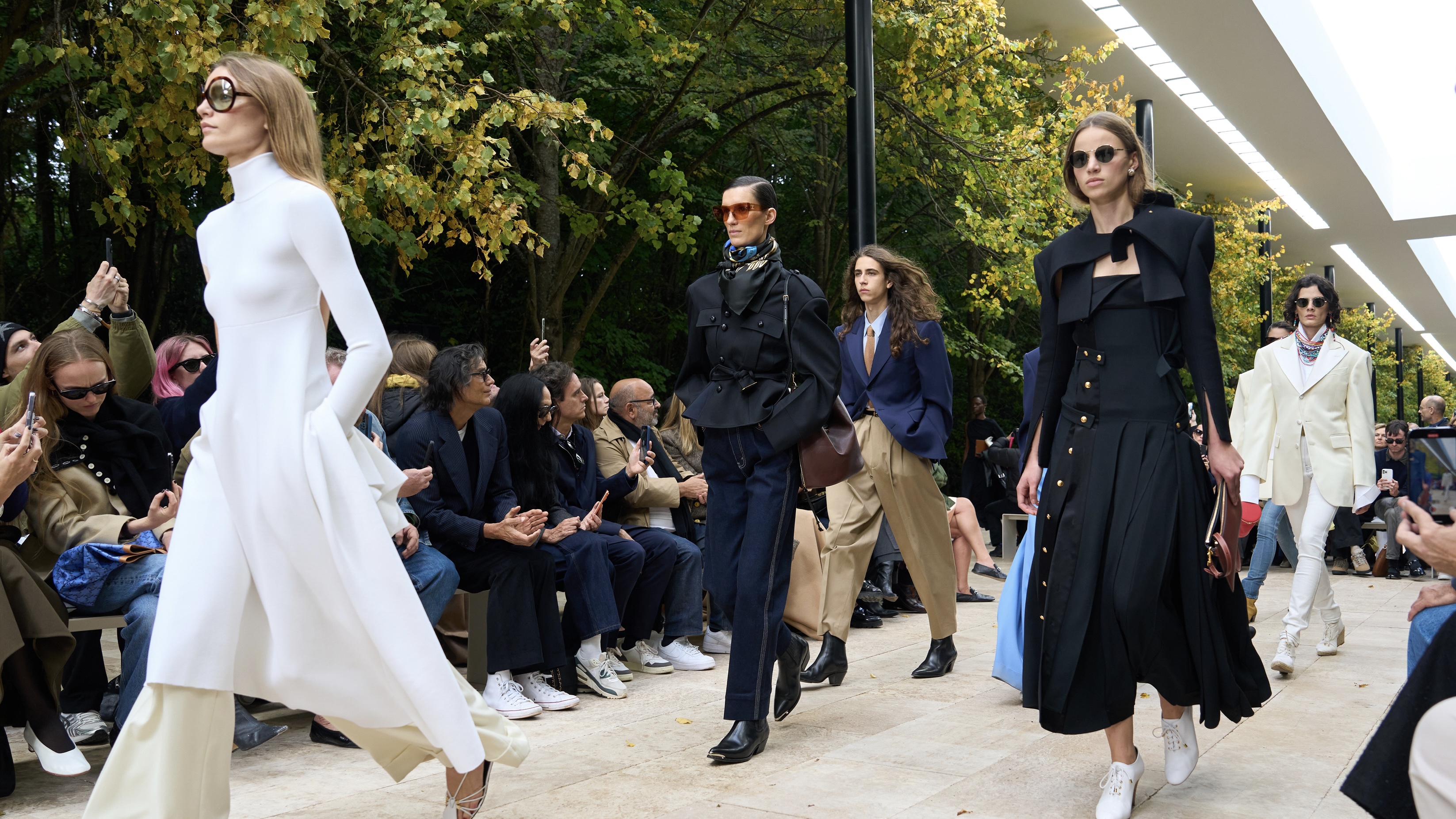 軽やかな空気に包まれたセリーヌの2026年サマーコレクション - LVMH - LVMH