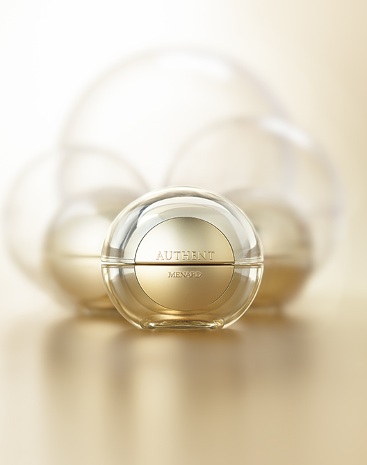 弾むようなハリ感で満たされる。「メナード」のオーセント クリームを