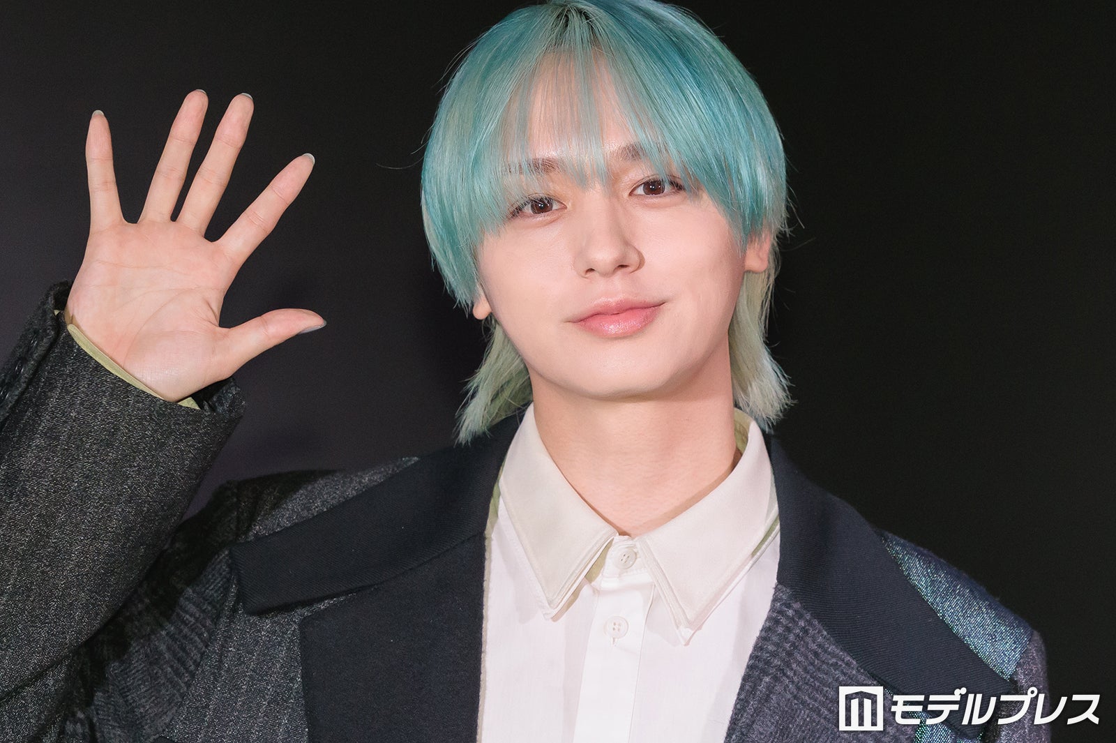 Hey! Say! JUMP伊野尾慧、青髪で雰囲気ガラリ ナレーション収録前には