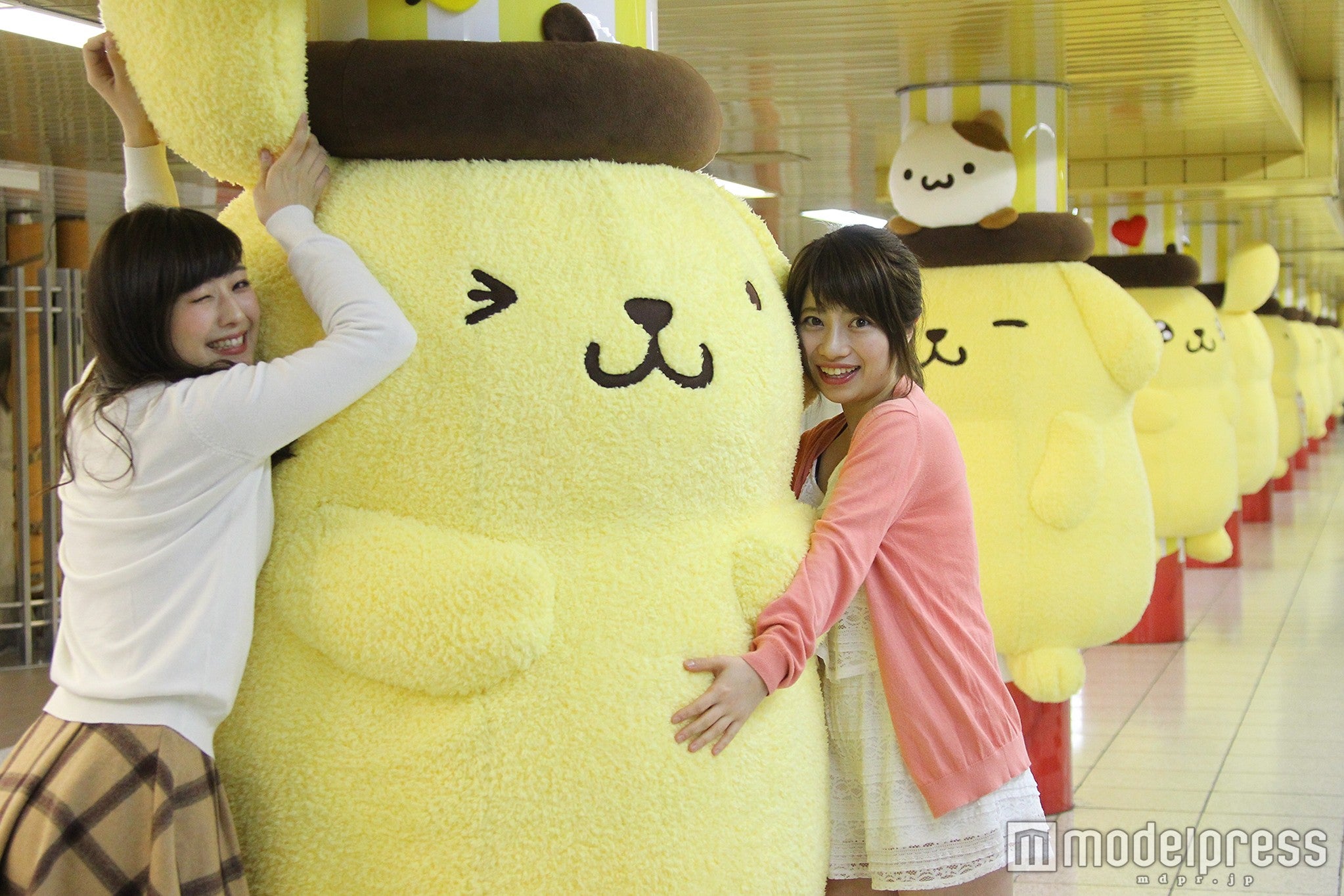 ポムポムプリン、新宿駅を大量ジャック中！“ふわもこ”プリンに抱きつき