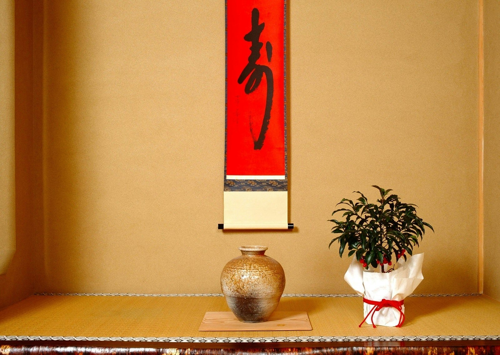 日本の和室を凛と引き締める美しい掛け軸の表装技術に注目！伝統工芸品