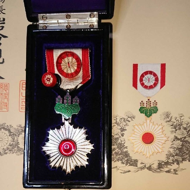 勲四等旭日小綬章☆共箱☆略綬☆勲記☆の通販 by ビーバー's shop｜ラクマ