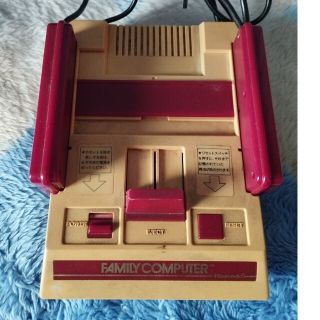 任天堂 - 任天堂 初期型ファミコン 本体 四角ボタン 中古 HVC-001の