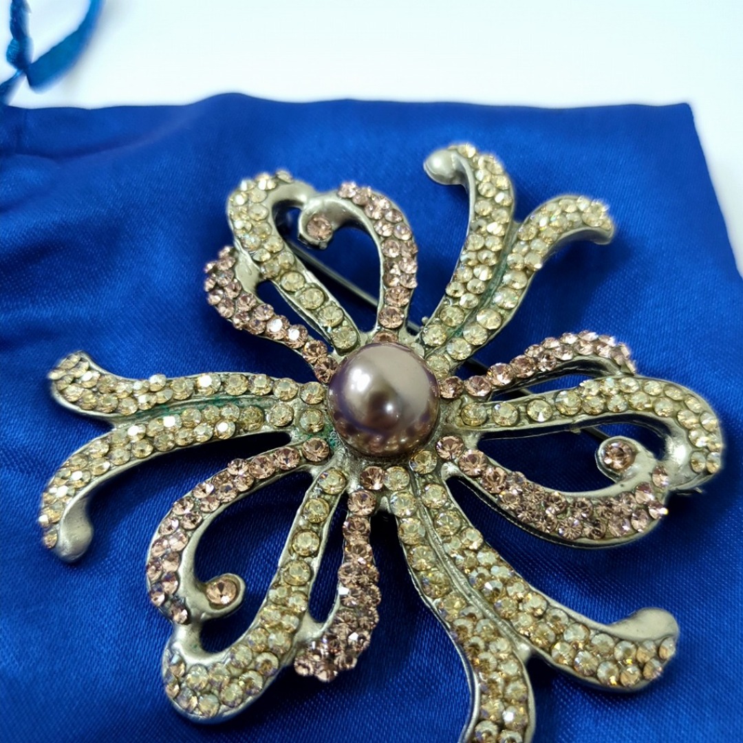 ジョルジュ アルマーニのブローチ GIORGIO ARMANI ジョルジオ