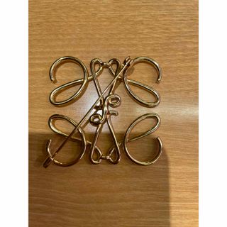 LOEWE（ブローチ/コサージュ）のフリマアイテム一覧