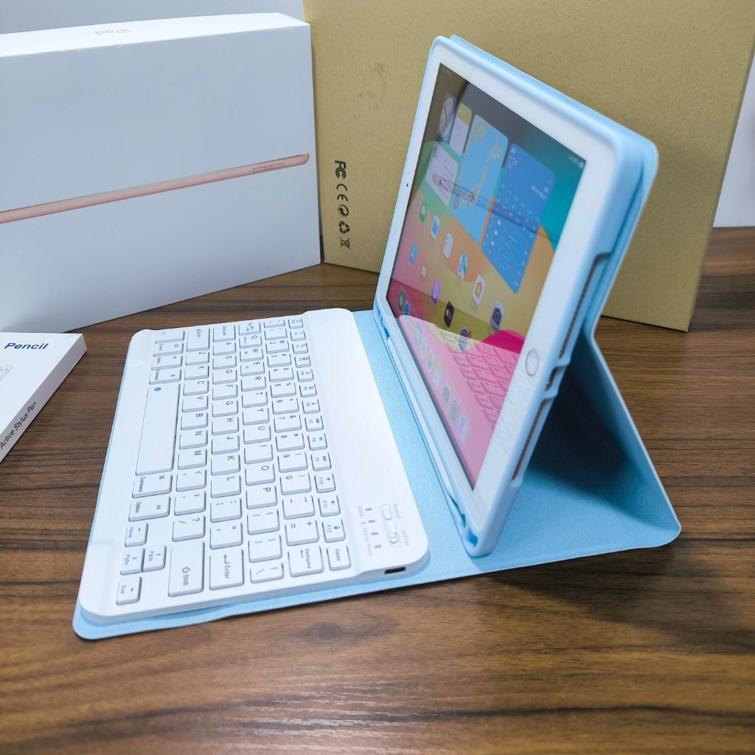 Apple - iPad 第6世代 Simフリー 32GB ケースとキーボード、タッチペン