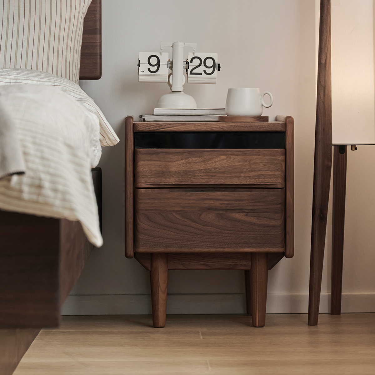Woody Prime Walnut 北欧風ベッドサイドテーブル | 落ち着いた雰囲気を