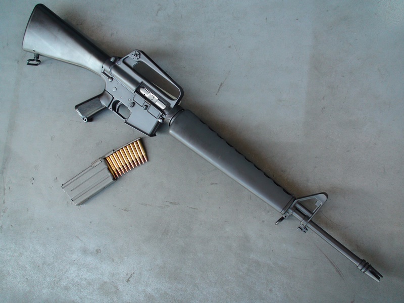 お手軽モデファイ道:お色直し！MGCモデルガン ブラックライフル