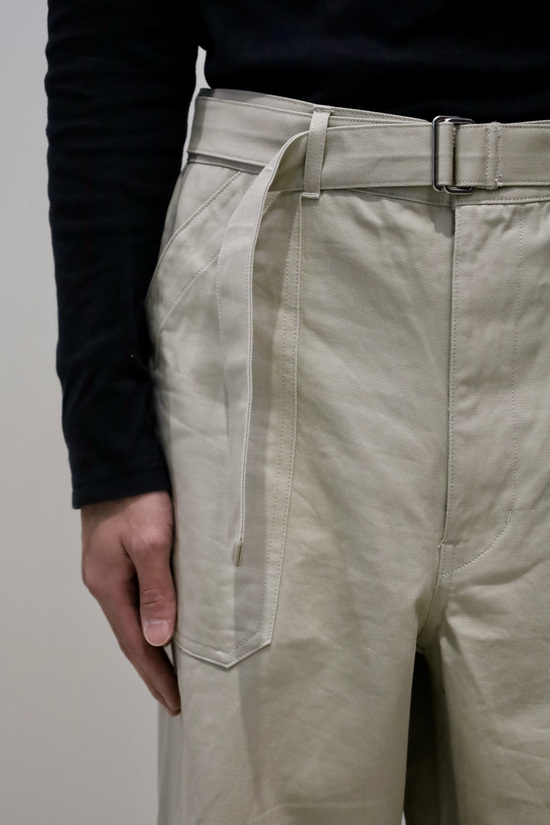 AURALEE ベルト付きチノパン 履き方│Ambiance